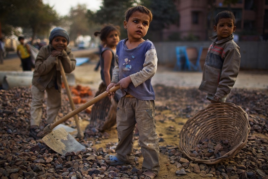 Anak-Anak Tampak Sedang Melakukan Pekerjaan orang Dewasa. Foto via Times