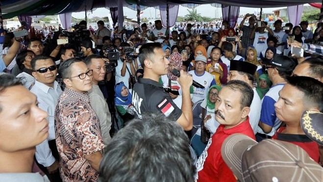 Cagub Agus saat berdialog dengan warga, RW 08, di Lapangang Albo, Cakung Barat, Jakarta Timur, Senin (31/10)/Foto: IST