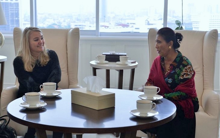 Menteri Susi Pudjiastuti dengan Menteri Infratruktur dan Lingkungan Hidup Kerajaan Belanda Melanie Schultz van Haegen usai pertemuan bilateral di Kantor KKP Jakarta, Senin (21/11)/Foto: dok Humas KKP