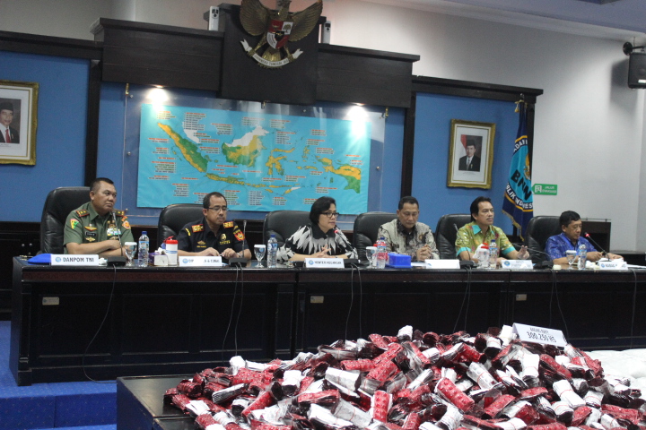 Kepala Badan Narkotika Nasional (BNN) Komisaris Jendral Budi Waseso beberkan barang bukti penggrebekan. Foto Andika/Nusantaranews