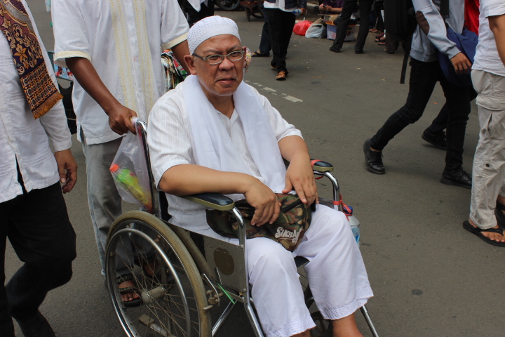 Menggunakan Kursi Roda Tak menyurutkan Bapak yang satu Ini untuk Ikut Aksi Damai 4 November. Foto Andika/Nusantaranews