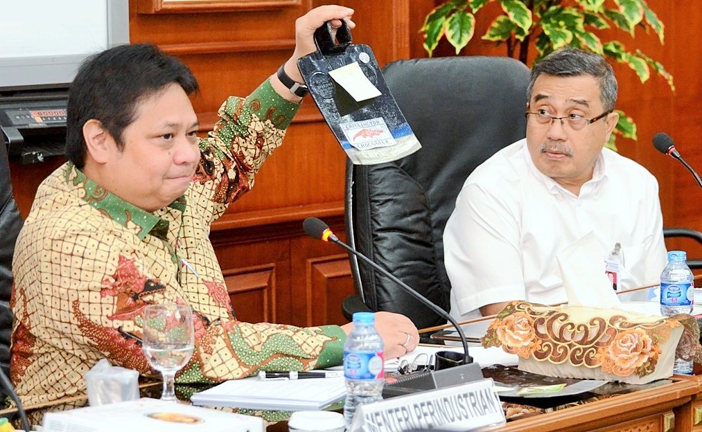 Menteri Perindustrian Airlangga Hartanto tunjukkan Cangukul/Foto: Dok. Humas Kemenperin