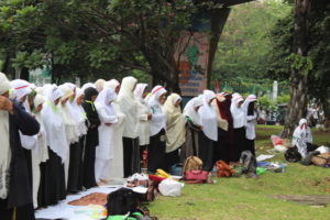 Para Peserta Wanita Aksi Massa 4 November melaksanakan shalat dhuhur berjamaah di taman monas. Foto Andika/Nusantaranews