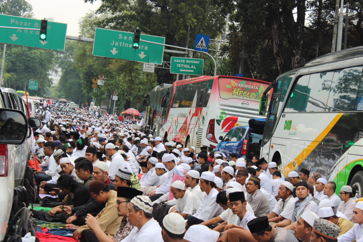 Peserta Massa Aksi 4 November Lakukan Shalat Jumat Sampai Di Jalan. Foto Andika/Nusantaranews