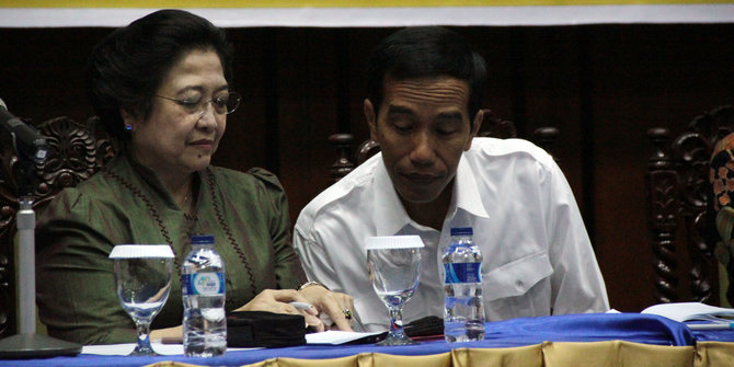 Presiden Jokowi (Putih) dan Megawati tampak sedang berbicara. Foto via klimg