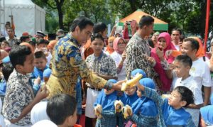 Presiden Jokowi Saat Bagi Buah kepada anak-anak di Fruit Indonesia 2016. Foto Andika/Nusantaranews