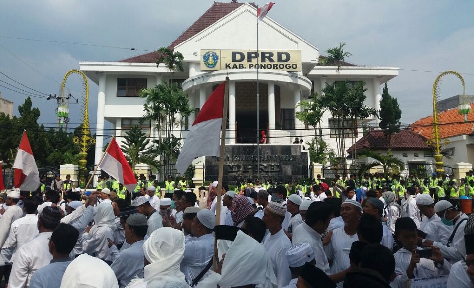 Ribuan Demonstran Umat Islam Ponorogo dan Pacitan Penuhi Jl Protokol Ponorogo. Foto Nurcholis/Nusantaranews