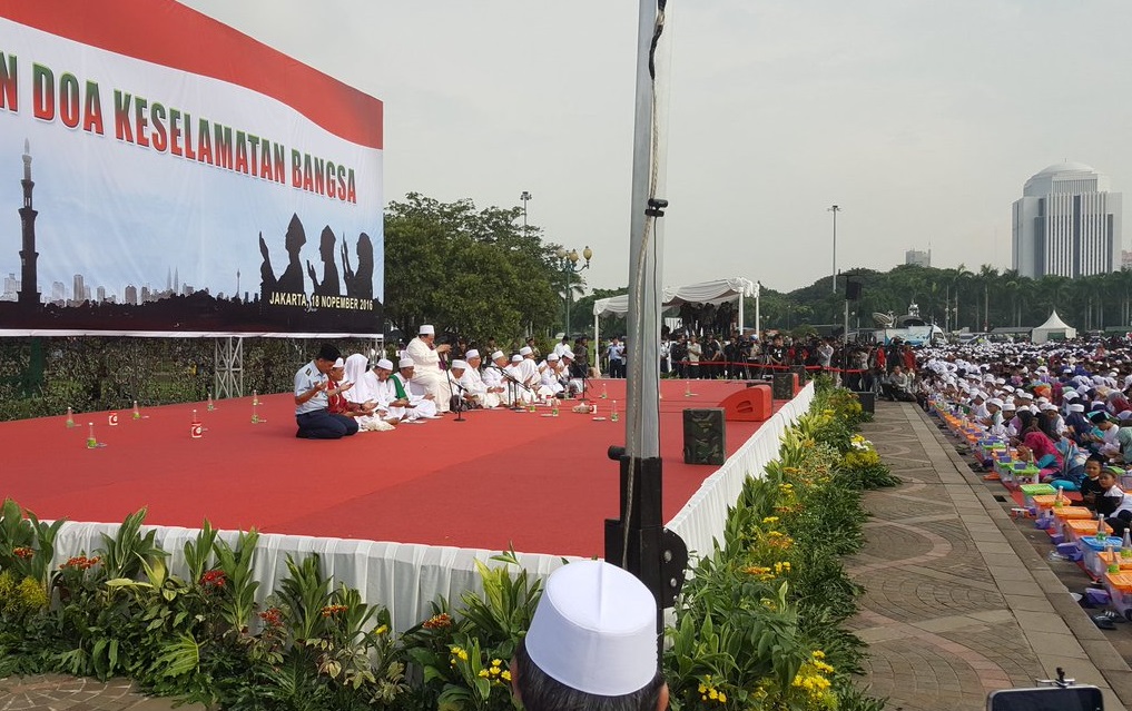 Ribuan TNI-Polri dan Masyarakat gelar Istighosah bersama di Monas. Foto Dok. Habib Luthfi Yahya