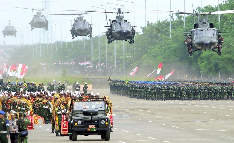 Hari juang kartika 2003 dan pembentukan 10 Batalyon RAIDER yang siap di kirim ke ACEH pada tg 25 des 2003/Foto Puspen TNI