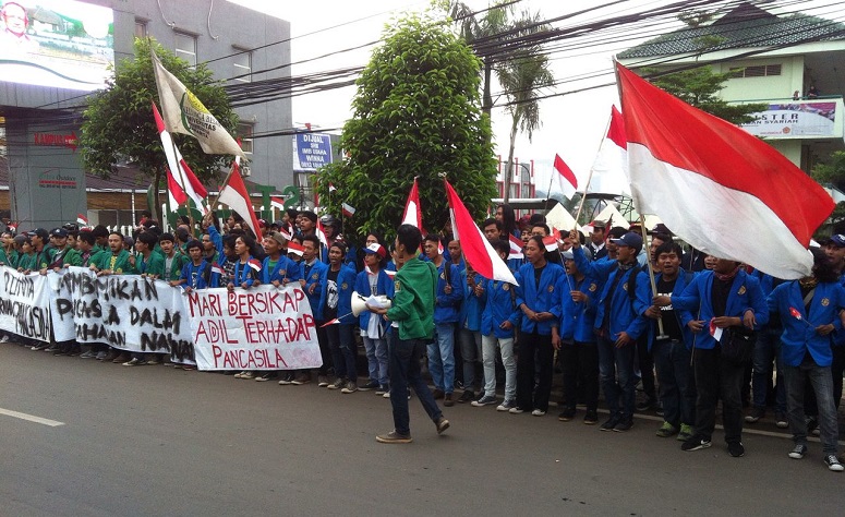 Komando Jakarta-Tangsel melakukan aksi unjuk rasa di depan Kampus STIE Ahmad Dahlan, Lebak Bulus, Jakarta, Selasa (22/11)/Foto Deni / NUSANTARAnews