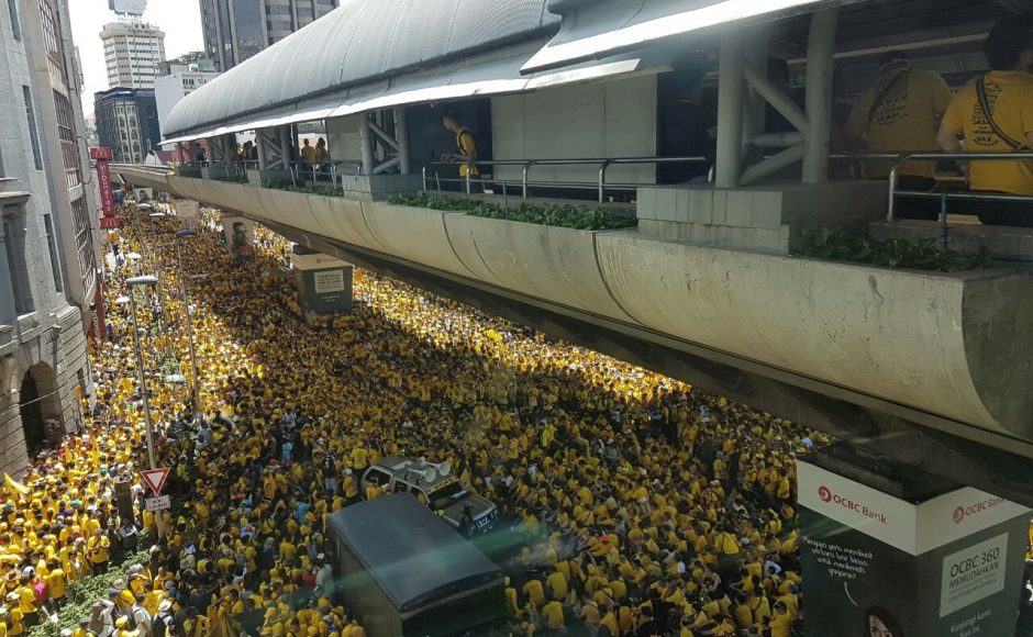 lautan demonstran berkaos kuning menuntut Perdana Menteri (PM) Najib Razak. Foto via Zashnain Zainal