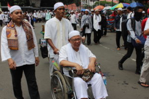 semangat aksi damai 4 november, peserta aksi lain iku dorong kursi. Foto Andika/Nusantaranews