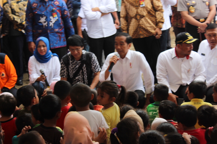 Presiden Joko Widodo (Jokowi) meninjau satu masjid yang rusak akibat gempa bumi di Kabupaten Pidie Jaya, Aceh, Jumat (9/12/2016) dan disambut anak-anak dengan nyanyian/Foto Rihrad Andika / NUSANTARAnews