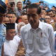 Presiden Joko Widodo (Jokowi) meninjau satu masjid yang rusak akibat gempa bumi di Kabupaten Pidie Jaya, Aceh, Jumat (9/12/2016) dan disambut anak-anak dengan nyanyian/Foto Rihrad Andika / NUSANTARAnews