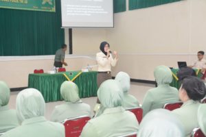 Dr. Frida Setyowati dari DKT Brawijaya Lawang-Malang menjelaskan tentang Hipertensi (Darah Tinggi) dan Stroke/Foto: Dok. Penrem 083/Bdj