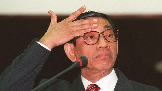 Mantan Menteri Keuangan era Kabinet Pembangunan VI atau periode 1993-1998, Mar'ie Muhammad, wafat pada usia 77 tahun/Foto via CNN Indonesia