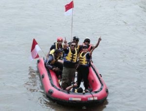 Agus Yudhoyono saat menyusuri Kali Ciliwung dengan perahu karet, Rabu (30/11/2016)/Foto: Dok. CNN Indonesia