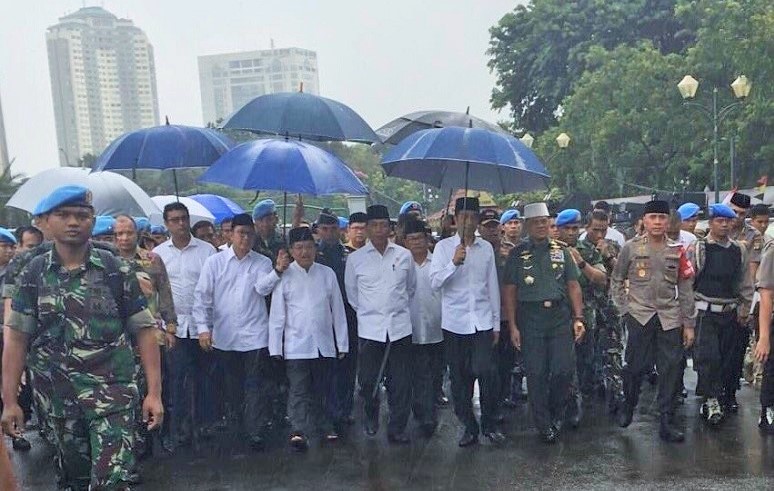 Presiden Jokowi didampingi Wapres JK, Menteri Agama, saat menuju Monas untuk Shalat Jumat berjamaah bersama massa AksiSuperDamai212/Foto: Istimewa (stela-nau)