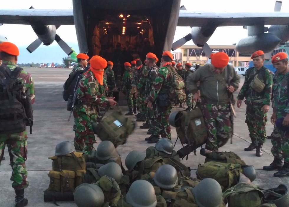 Dibantu para anggota TNI, BNPB salurkan bantuan di Aceh. Foto AndikaNusantaranews