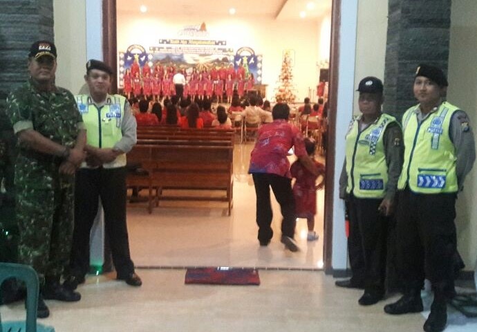 Personel Kodim 0824 Bantu Polres Jember Amankan Peribadatan Natal Diseluruh Gereja Di Kab Jember/Foto Sis24