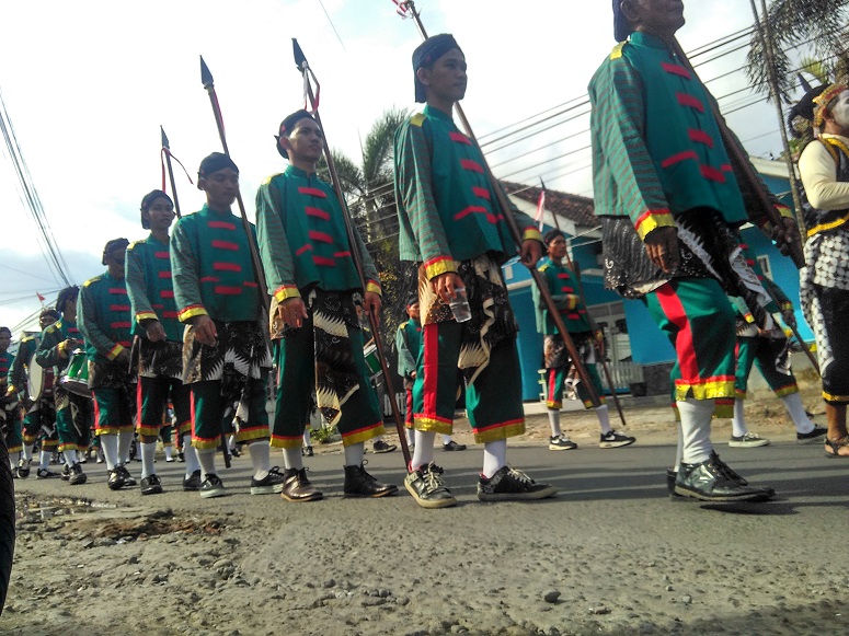 Para pasukan bergodo yang mengawal arak-arakan festival budaya pada kirab budaya di kawasan Babadan, Banguntapan, Bantul pada Jumat (16/12/2016)/Foto Eriec /NUSANTARAnews