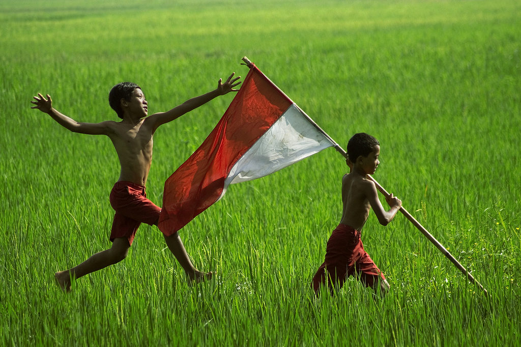 Foto ilustrasi, anak kecil dipematang sawah, membawa bendera merah putih. Foto: Dok. Istimewa
