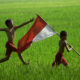 Foto ilustrasi, anak kecil dipematang sawah, membawa bendera merah putih. Foto: Dok. Istimewa