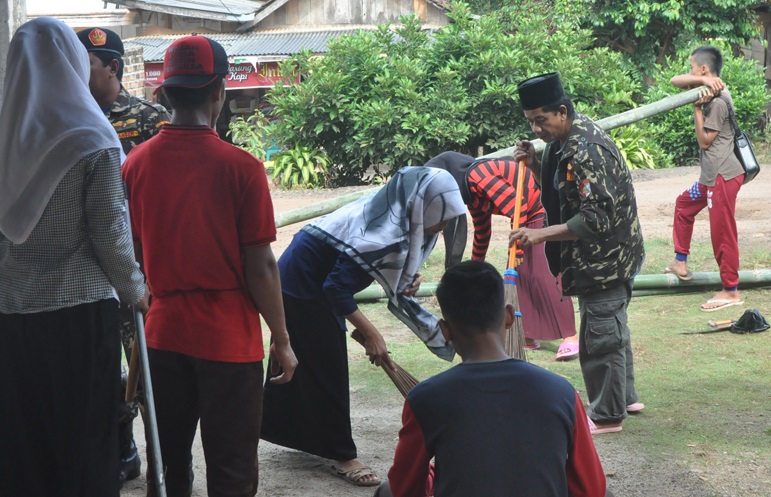 PC GP Ansor Way Kanan melakukan karya bakti bersama remaja dan masyarakat. Foto dok. pribadi