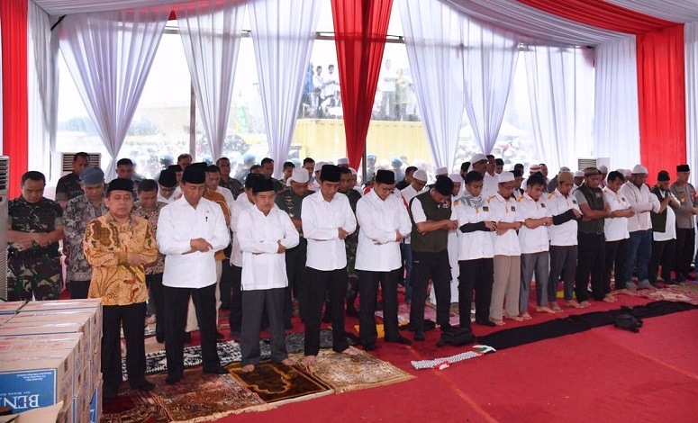Presiden Jokowi Sholat Jumat Berjamaah 212/Foto Istimewa (@Jokowi)
