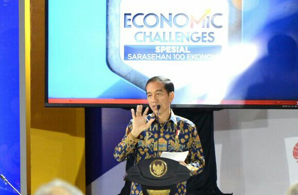 Presiden Jokowi dalam Sarasehan 100 Ekonom Indonesia di Hotel Fairmont. Foto Andika/Nusantaranews