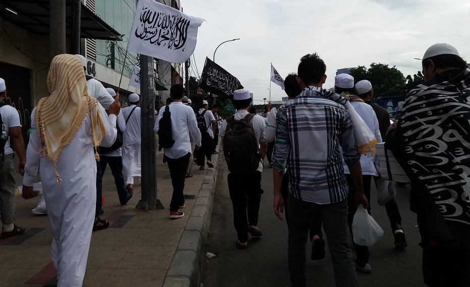 Ratusan massa berjalan kaki menuju monas. Foto Fadhilah/Nusantaranews
