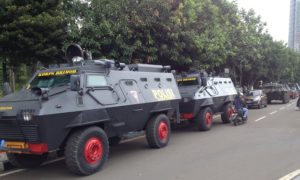 Sejumlah kendaraan taktis aparat yang diparkir di belakang gedung DPR/MPR RI. Foto Deni/Nusantaranews