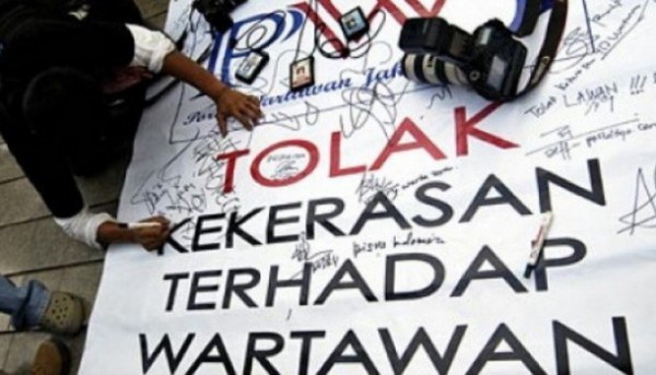 Stop Kekerasan Terhadap Jurnalis. Foto via indonesiatimes