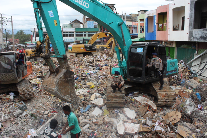 Tim SAR melakukan pencarian korban gempa Aceh menggunakan mesin Bego. Foto Andika/Nusantaranews
