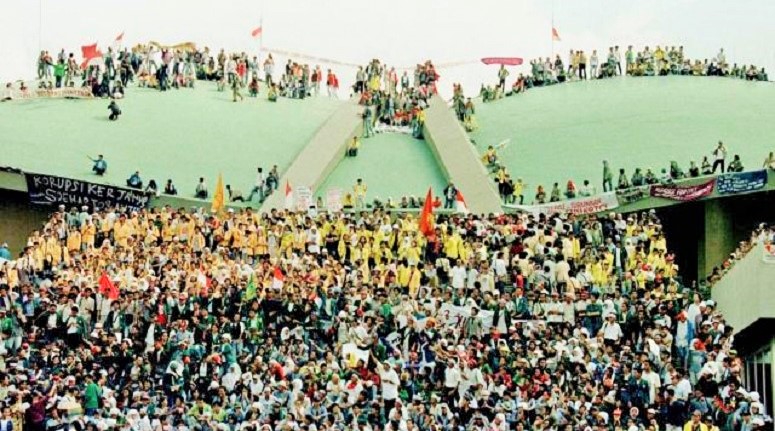 Gerakan Mahasiswa: Reformasi 1998, Mahasiswa duduki gedung DPR/MPR/Foto: Dok. Merdeka