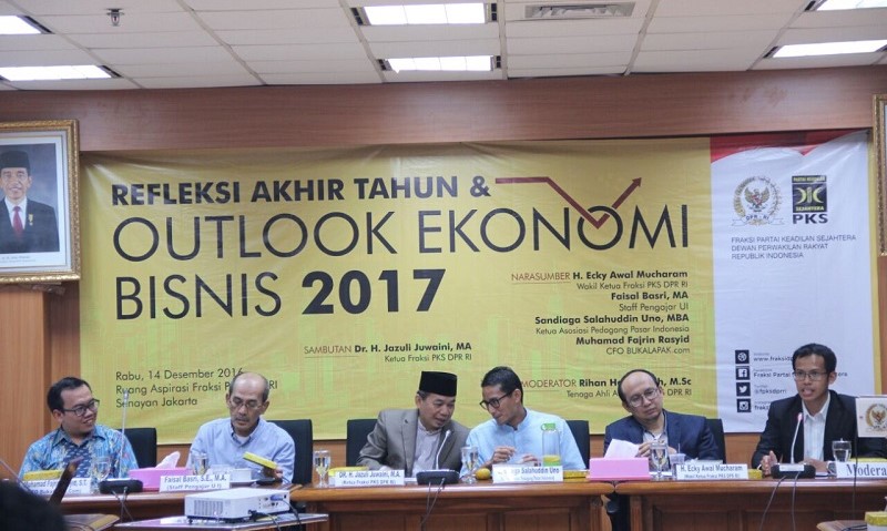 Ketua Fraksi PKS, Jazuli Juwaini (tiga dari kiri) saat Seminar 'Refleksi Akhir Tahun dan Outlook Ekonomi-Bisnis 2017', Rabu (14/12/2016)/Foto: Dok. Humas DPR