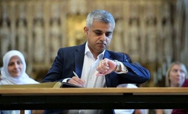Wali Kota baru London Sadiq Khan melihat jam tangannya dalam upacara penandatanganan jabatannya di Katedral Southwark, London, Sabtu 7 Mei 2016/Foto : Dok. AP/Yui Mok/Pool