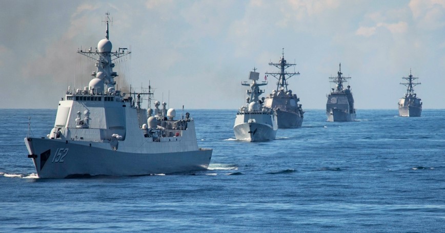 Kapal-kapal perang Angkatan Laut China (PLAN) saat latihan perang di Laut China Selatan (LCS) pada 7 November 2015. (Foto: MC2 Edward Guttierrez III)