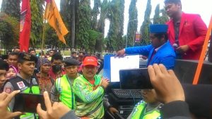Berjalan Alot, Akhirnya Ketua DPRD Ponorogo Temui Demonstran