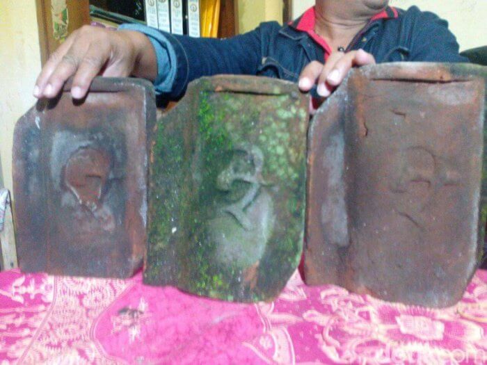 Genteng Berlogo Palu Arit Ditemukan Di Lumajang. Foto via Detik