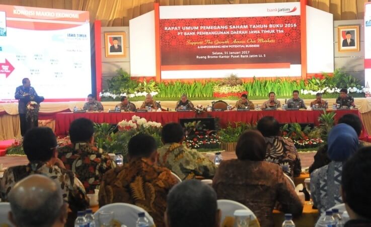 Gubernur Jatim didampingi Dewan Komisaris dan Dewan Direksi bank jatim. Foto Tri Wahyudi/Nusantaranews