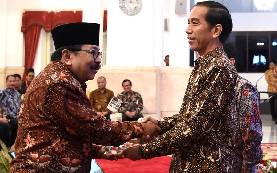 Gubernur Soekarwo saat menerima Penghargaan TPAKD dari Presiden Joko Widodo di Istana Negara Jakarta. Foto Dok. Pribadi