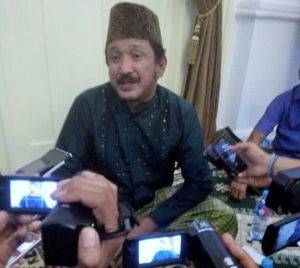 Bupati Ponorogo, H. Ipong Muchlissoni memberi keterangan pers usai opname di RS Premier Surabaya Minggu (1/1/2016) malam/Foto Nur