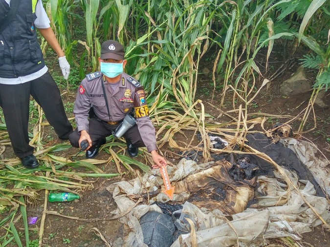 Polisi Ponorogo saat melaukan olat TKP penemuan mayat laki-laki di Dukuh Ngemplak, Desa/Kecamatan Sawoo, Ponorogo/Foto Nurcholis