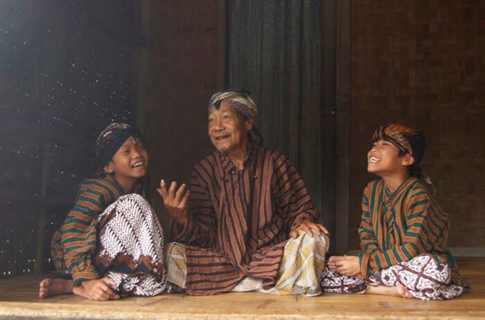 Ilustrasi masyarakat Jawa Bercerita. Foto via peristiwa-id