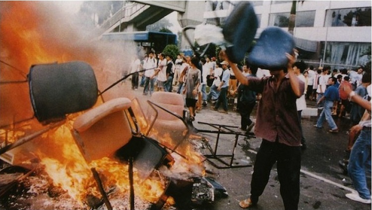Kerusuhan saat krisis moneter melanda Indonesia tahun 1998. Foto IST