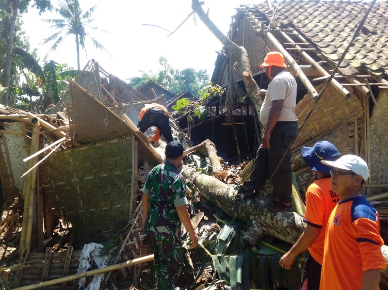 Kodim 0824 Bantu Perbaiki Rumah Terdampak Puting Beliung. Foto Sis/Nusantaranews