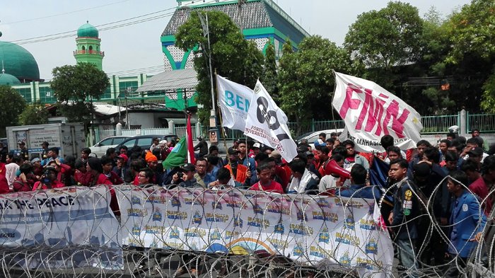 Ratusan BEM Se-Jawa Timur demo di depan gedung DPRD. Foto Surya/Fatkul Alamy