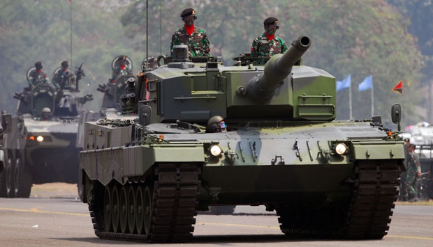 Prajurit TNI menggunakan Tank Leopard (depan) saat peringatan ke-68 Hari Jadi TNI di Skuadron 2 Halim Perdana Kusumah, Jakarta, Sabtu (5/10). Tank Leopard merupakan perlengkapan persenjataan TNI terbaru yang diperkenalkan pertama kali pada Peringatan Hari Jadi TNI kali ini. Foto: Dok. ANTARA/Ujang Zaelani