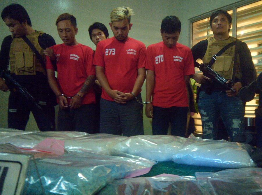 Tiga kurir pengedar narkoba ditangkap polrestabes Surabaya. Foto Tri Wahyudi/Nusantaranews